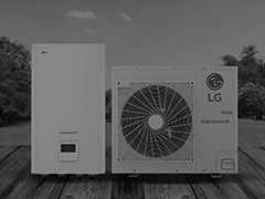 Μέρος καθιστικού που απεικονίζεται μέσα από το διάφανο παράθυρο ενός σπιτιού με εξωτερική μονάδα έξω από το σπίτι στη δεξιά πλευρά. 