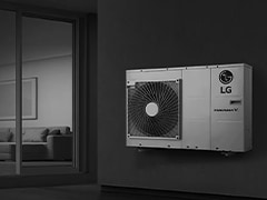 Πανοραμική άποψη διόροφης κατοικίας, με φωτισμένο το εσωτερικό, διάφανο παράθυρο και τριγωνική στέγη.