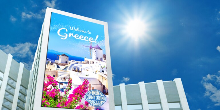 Μια LED signage είναι εγκατεστημένη στον εξωτερικό τοίχο του κτιρίου, μεταδίδοντας τις πληροφορίες με εξαιρετική ευκρίνεια κάτω από το φως του ήλιου.