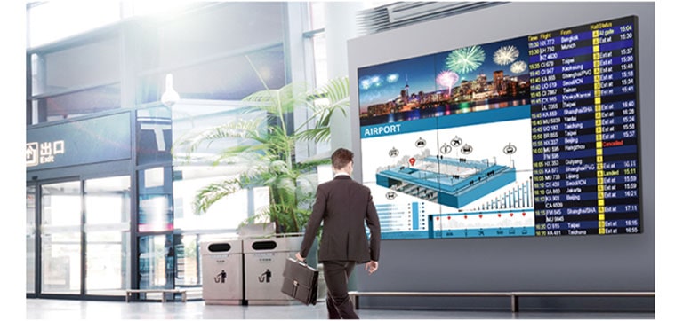 Ένας περαστικός άντρας παρακολουθεί την οθόνη, στην οποία προβάλλονται ζωηρά χρώματα από οποιαδήποτε γωνία.