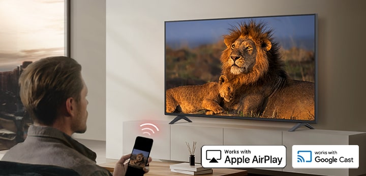 Ένας επισκέπτης ξενοδοχείου μεταδίδει περιεχόμενο από ένα smartphone στην τηλεόραση του δωματίου, χρησιμοποιώντας ασύρματες τεχνολογίες casting, όπως το AirPlay και το Google Cast.