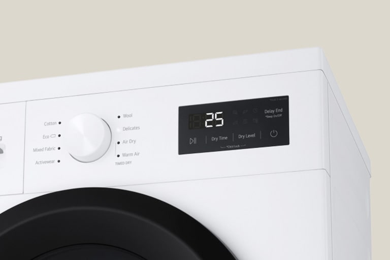 Κοντινό πλάνο του δοχείου νερού στο στεγνωτήριο.