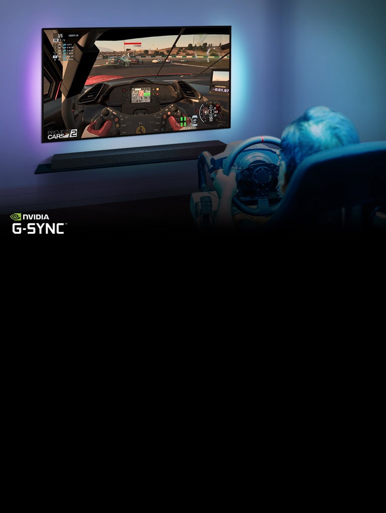 Ένας άντρας κάθεται σε μια καρέκλα αγωνιστικού αυτοκινήτου, κρατώντας ένα τιμόνι και παίζει ένα παιχνίδι αγώνα αυτοκινήτου.