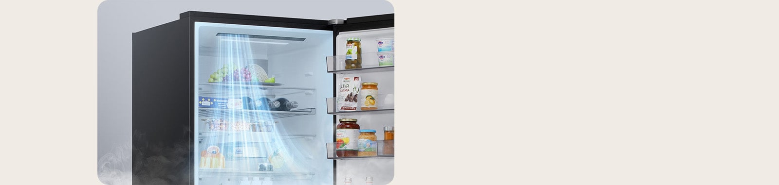 LG ψυγειοκαταψύκτης ανοιχτό με γαλάζιο αέρα να ρέει από την αριστερή γρίλια προς τα καλάθια της πόρτας που αποθηκεύουν φρούτα, μπουκάλια και δοχεία.