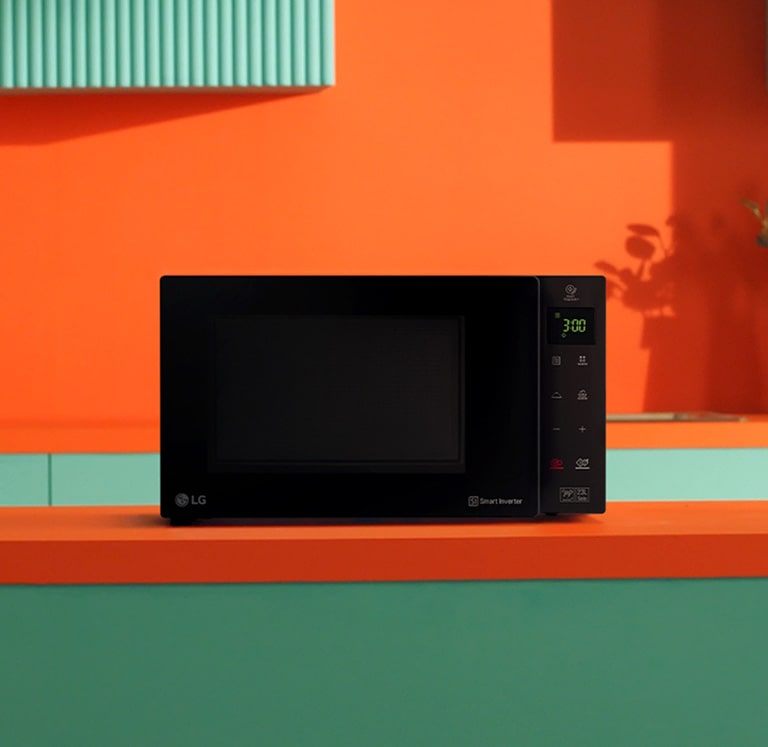 Η εικόνα δείχνει το μαύρο χρώμα του φούρνου μικροκυμάτων LG NeoChef Smart Inverter στην κουζίνα.