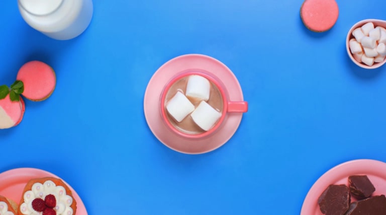 Το βίντεο δείχνει ότι ένα φλιτζάνι τσάι θερμαίνεται πιο ομοιόμορφα από το LG NeoChef σε σύγκριση με το άλλο που θερμαίνεται από τον συμβατικό φούρνο μικροκυμάτων.