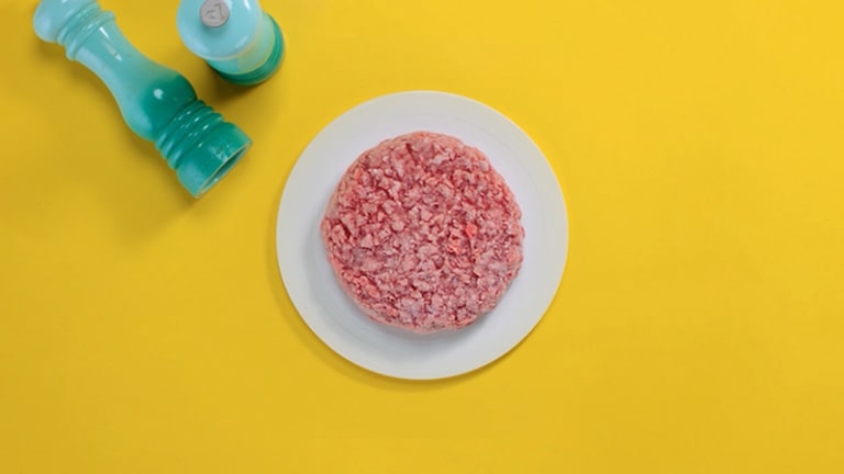 Το βίντεο δείχνει ότι το κρέας ξεπαγώνει πιο ομοιόμορφα από το LG NeoChef σε σύγκριση με το άλλο που ξεπαγώνει από τον συμβατικό φούρνο μικροκυμάτων.