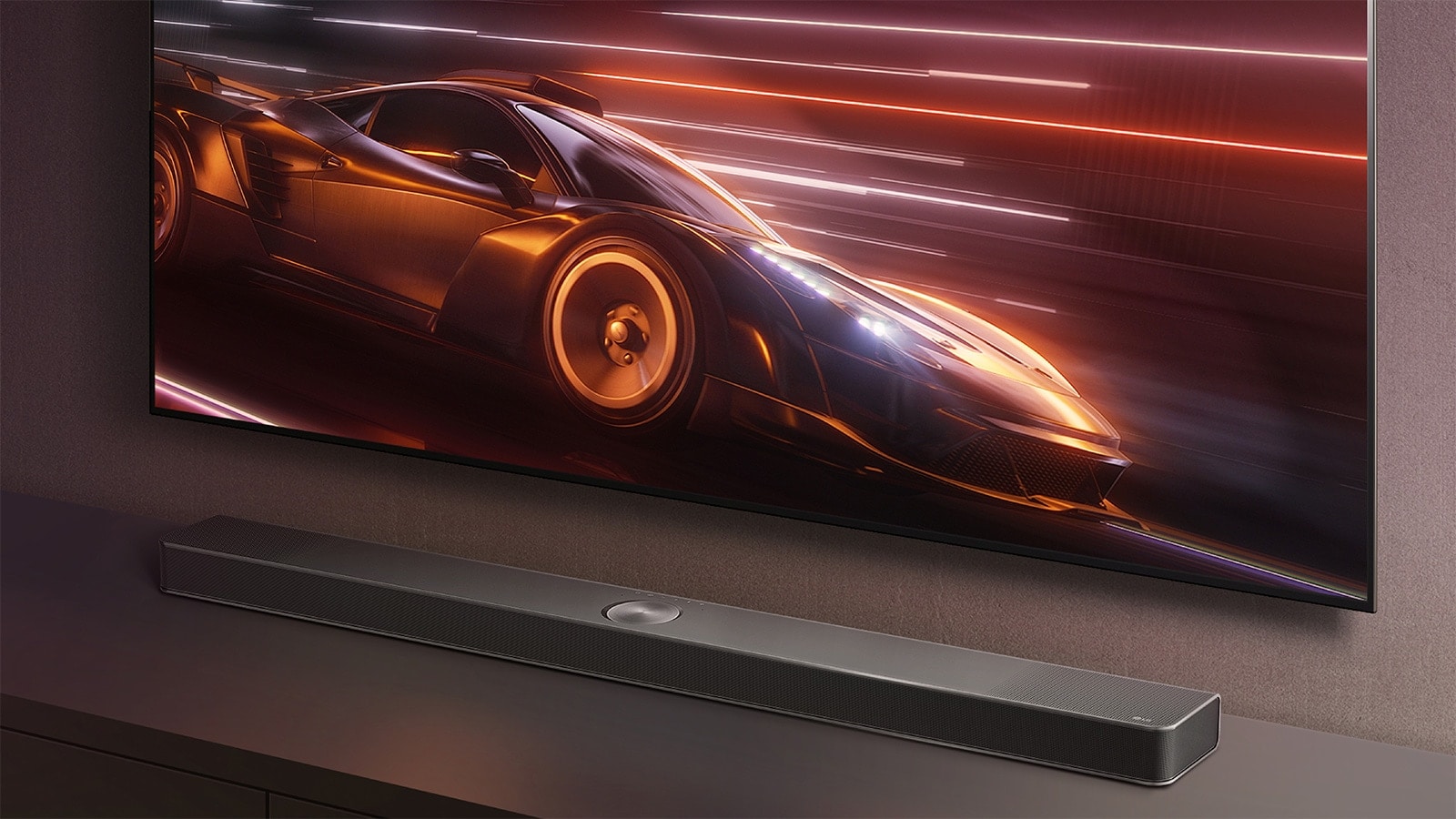 Τα LG Soundbar και LG TV εμφανίζονται μαζί. Η οθόνη δείχνει ένα παιχνίδι αυτοκινήτων. 