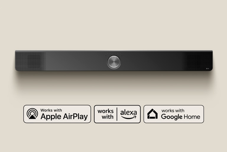 Μια εναέρια προοπτική ενός LG Soundbar. Λογότυπο Apple AirPlay Λογότυπο Amazon Alexa Λογότυπο Google Home