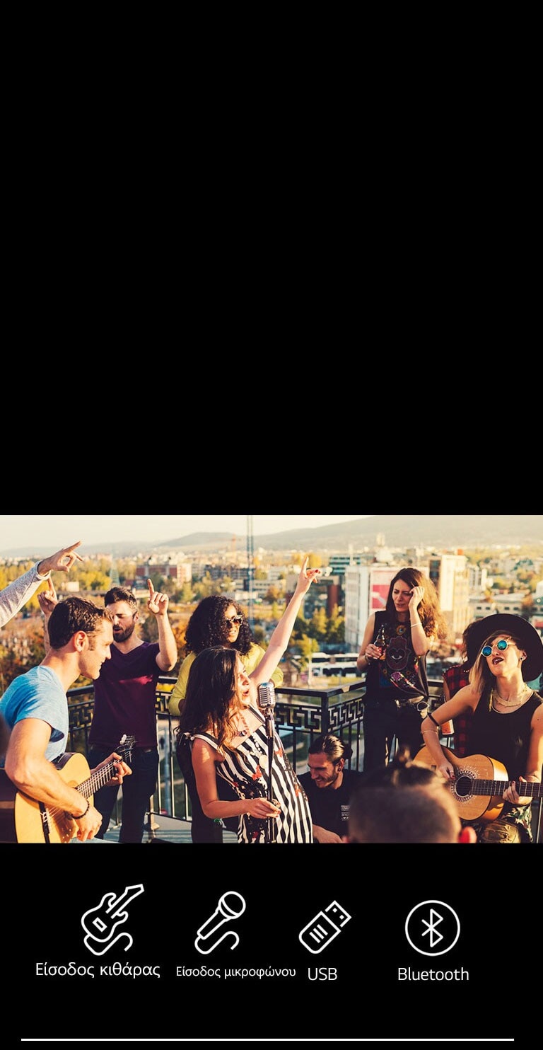 Άνθρωποι που απολαμβάνουν μια ακουστική συναυλία με το LG XBOOM XL7S. Κάτω από την εικόνα υπάρχουν κιθάρες