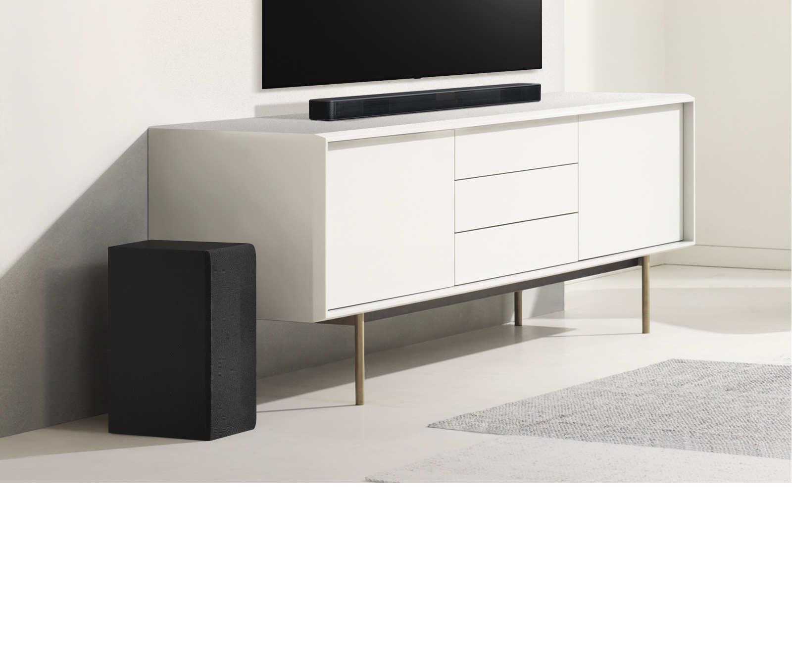 Sound Bar σε ένα λευκό ράφι και αριστερά το Subwoofer. Το Subwoofer προβάλλει περισσότερο.