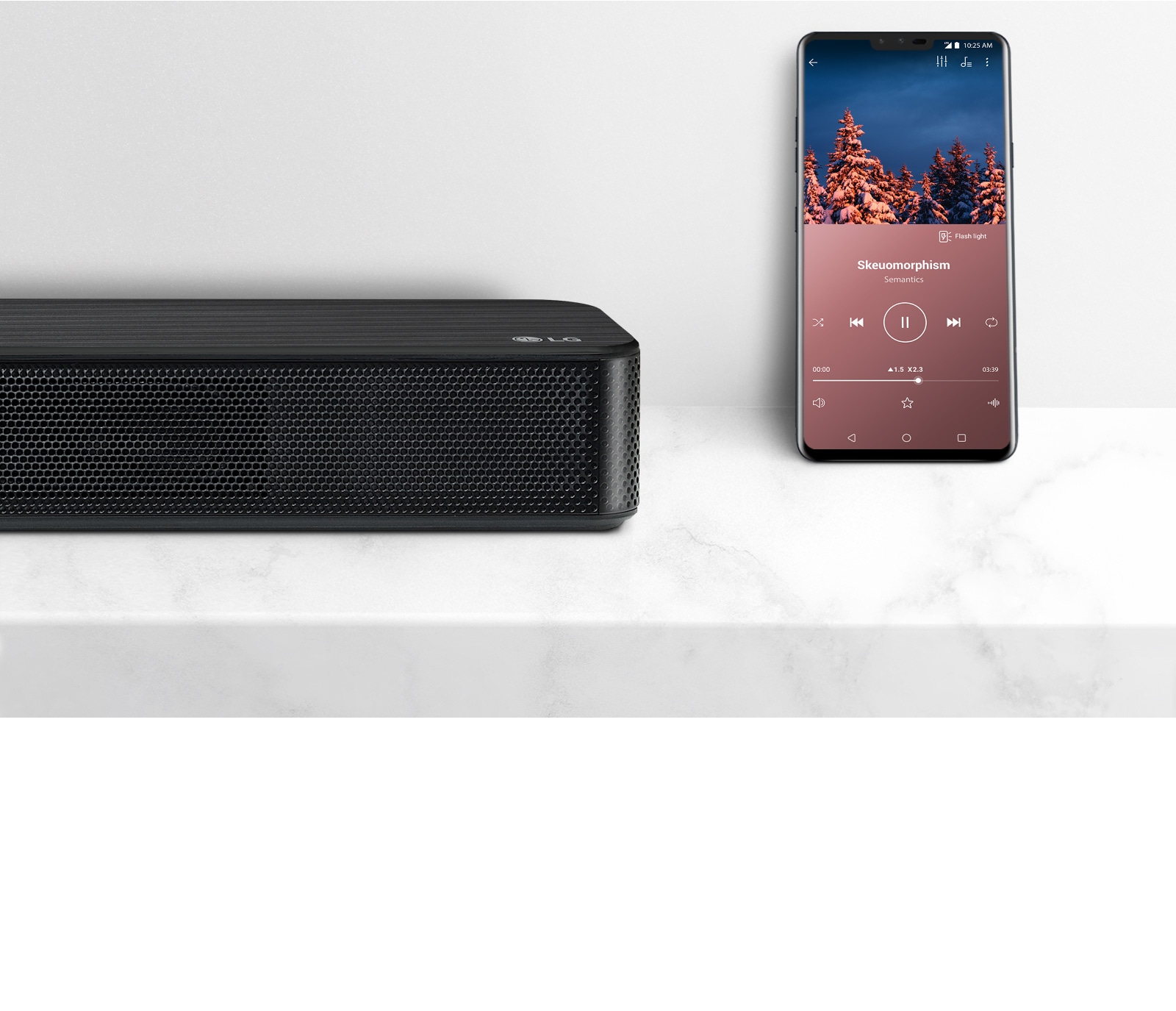 Κοντινό πλάνο της δεξιάς πλευράς του LG Sound Bar, δίπλα στο smartphone. Υπάρχουν δύο συσκευές σε ένα λευκό ράφι.