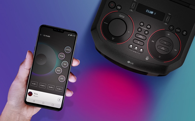 Ένα χέρι που κρατά ένα smartphone πλάι σε μια κάτοψη του LG XBOOM.