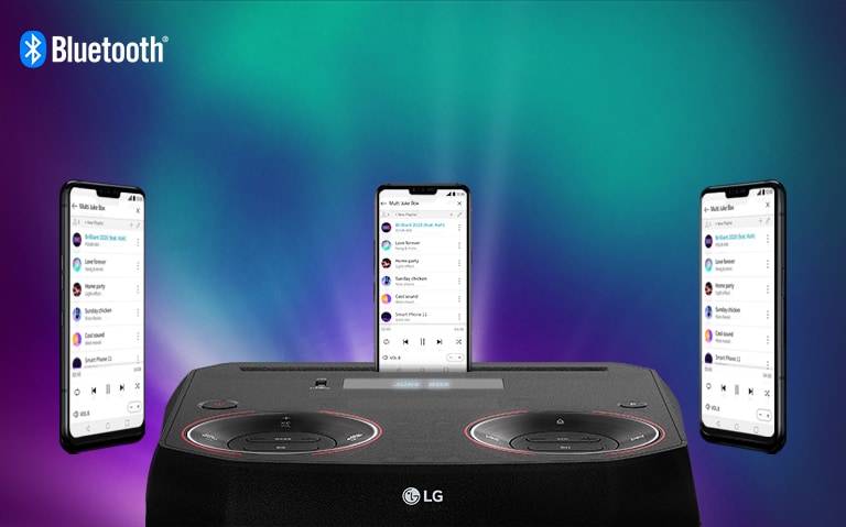 Ένα χέρι που κρατά ένα smartphone πλάι σε μια κάτοψη του LG XBOOM.