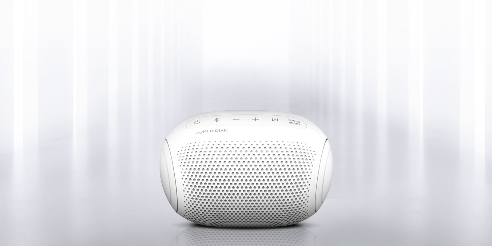 Ο χώρος λάμπει από φως και γίνεται ορατό το μπροστινό τμήμα του XBOOM Go από τις δύο πλευρές.