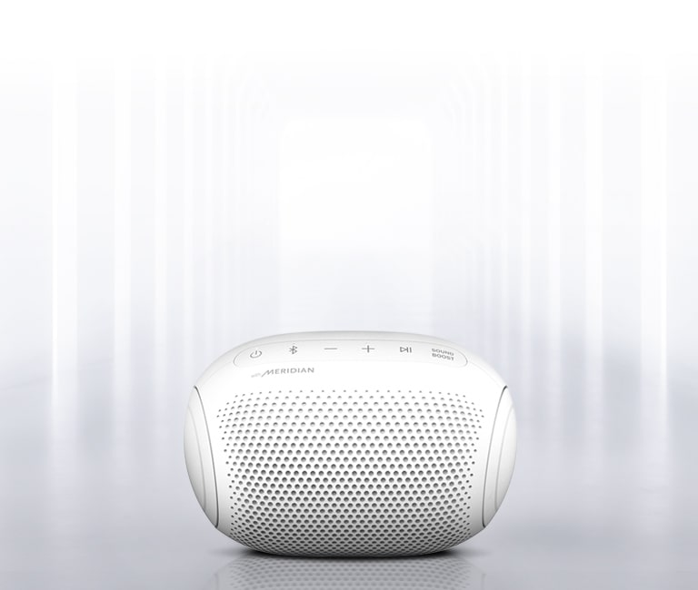 Ο χώρος λάμπει από φως και γίνεται ορατό το μπροστινό τμήμα του XBOOM Go από τις δύο πλευρές.