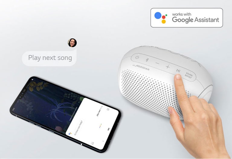 Ένα χέρι πατά κάποιο κουμπί στο LG XBOOM Go. Δίπλα βρίσκεται ένα smartphone. Υπάρχει ένα συννεφάκι κειμένου. Το λογότυπο της Google βρίσκεται επάνω δεξιά.