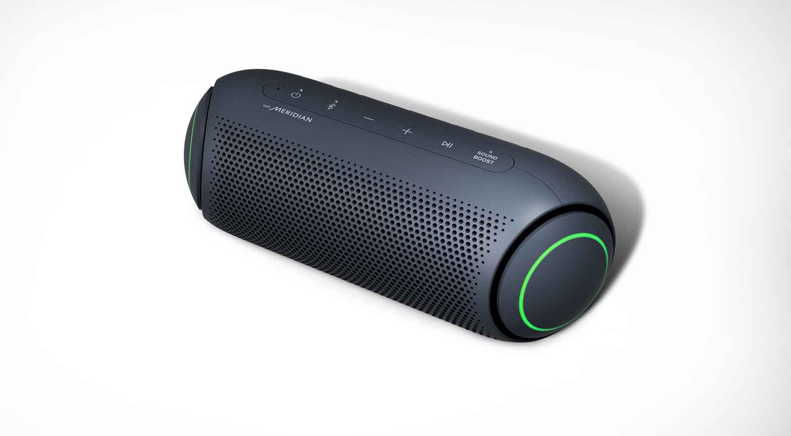 Σε λευκό φόντο, διαγώνια κάτοψη του μπροστινού μέρους του LG XBOOM Go με πράσινο φωτισμό.