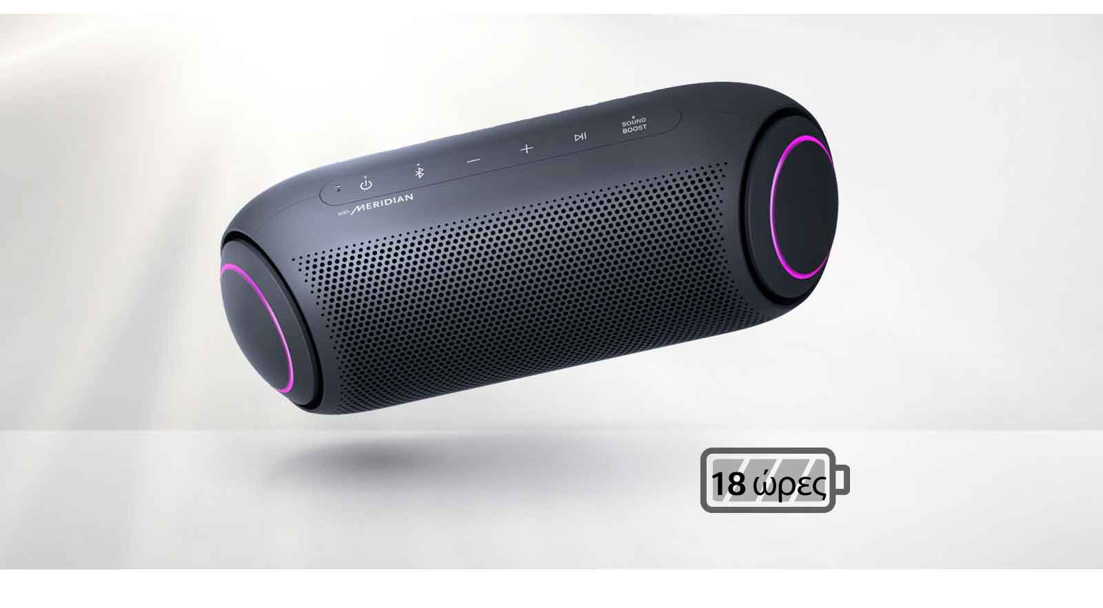 Ένα LG XBOOM Go που αιωρείται και έχει αριστερή κλίση. Ο φωτισμός του γούφερ είναι φούξια.