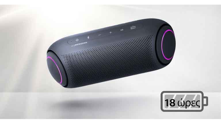 Ένα LG XBOOM Go που αιωρείται και έχει αριστερή κλίση. Ο φωτισμός του γούφερ είναι φούξια.