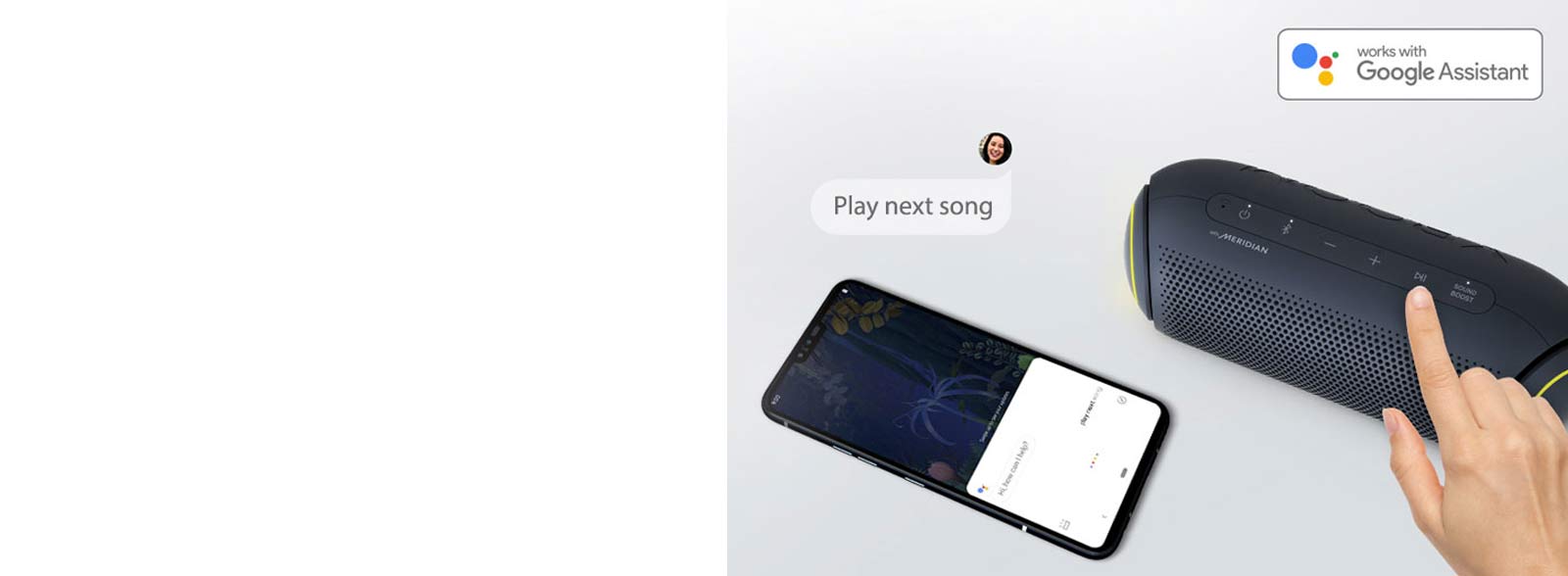 Ένα χέρι πατά κάποιο κουμπί στο LG XBOOM Go. Δίπλα βρίσκεται ένα smartphone. Υπάρχει ένα συννεφάκι κειμένου. Το λογότυπο της Google βρίσκεται επάνω δεξιά.