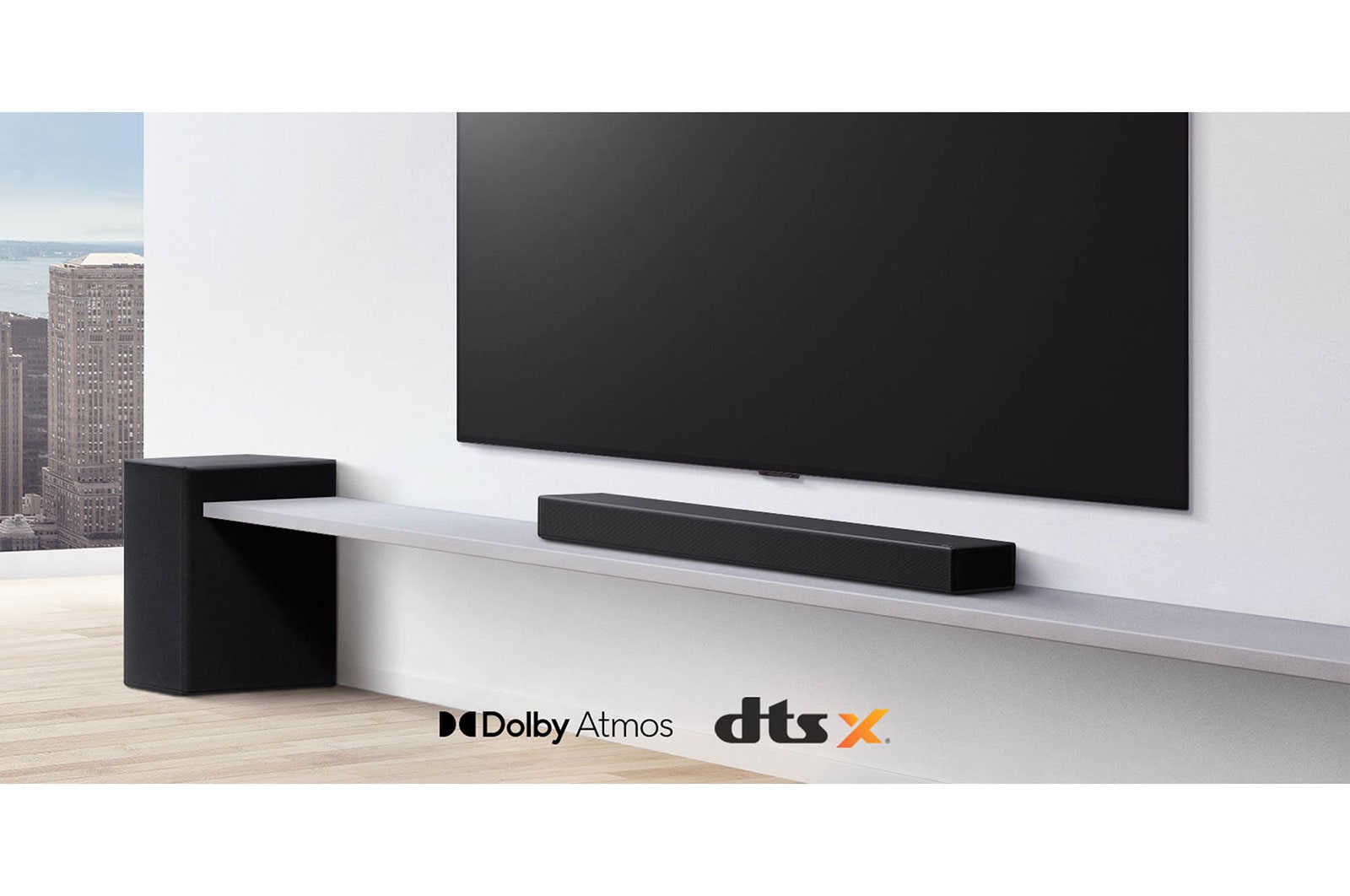 LG Soundbar SPD7Y, Ένα soundbar τοποθετημένο κάτω από μια τηλεόραση σε ένα σαλόνι με λευκή απόχρωση, με ένα subwoofer τοποθετημένο ακριβώς δίπλα., SPD7Y