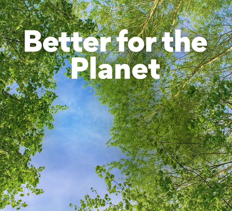 Μια εικόνα με καταπράσινα δέντρα με πλούσιο φύλλωμα, με τον ουρανό να φαίνεται ανάμεσά τους. Εμφανίζεται η κεντρική φράση "Καλύτερα για τον πλανήτη" σε έντονη γραμματοσειρά