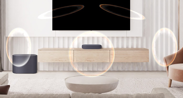 Ένα soundbar τοποθετημένο σε ένα ξύλινο ερμάριο κάτω από την τηλεόραση, και ένα υπογούφερ τοποθετημένο στην αριστερή πλευρά. Ένα εφέ ηχητικού κύματος βγαίνει από το soundbar.