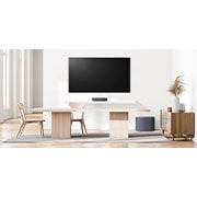 LG E-Clair - QP5 Soundbar, Μπροστινή όψη ενός soundbar και ενός υπογούφερ τοποθετημένων σε μια τραπεζαρία, E-Clair - QP5, thumbnail 5