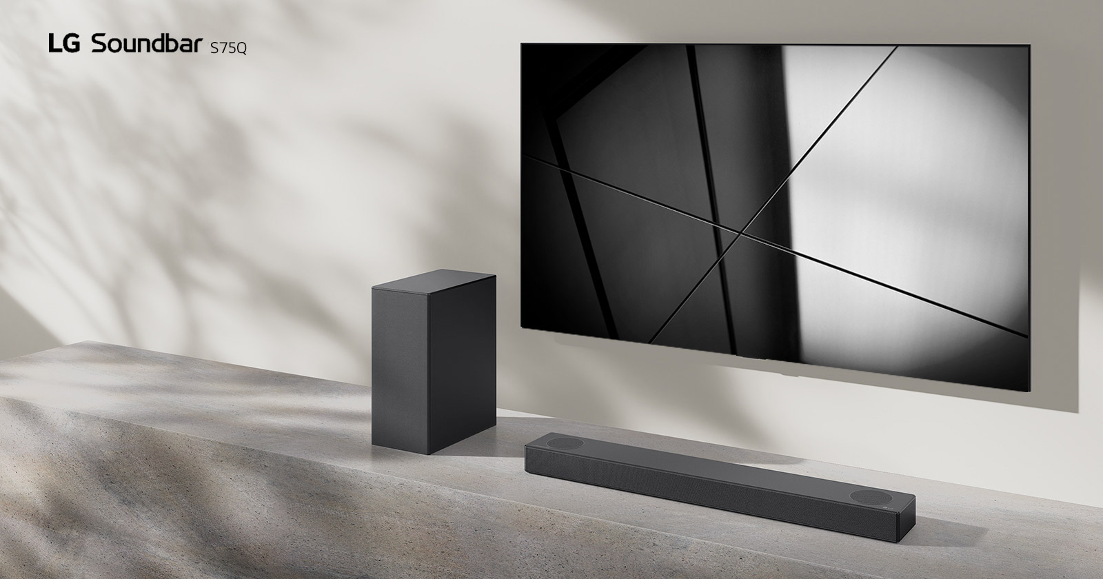 Το LG sound bar S75Q και μια τηλεόραση της LG τοποθετημένα μαζί στο σαλόνι. Η τηλεόραση είναι αναμμένη και εμφανίζει ασπρόμαυρη εικόνα.