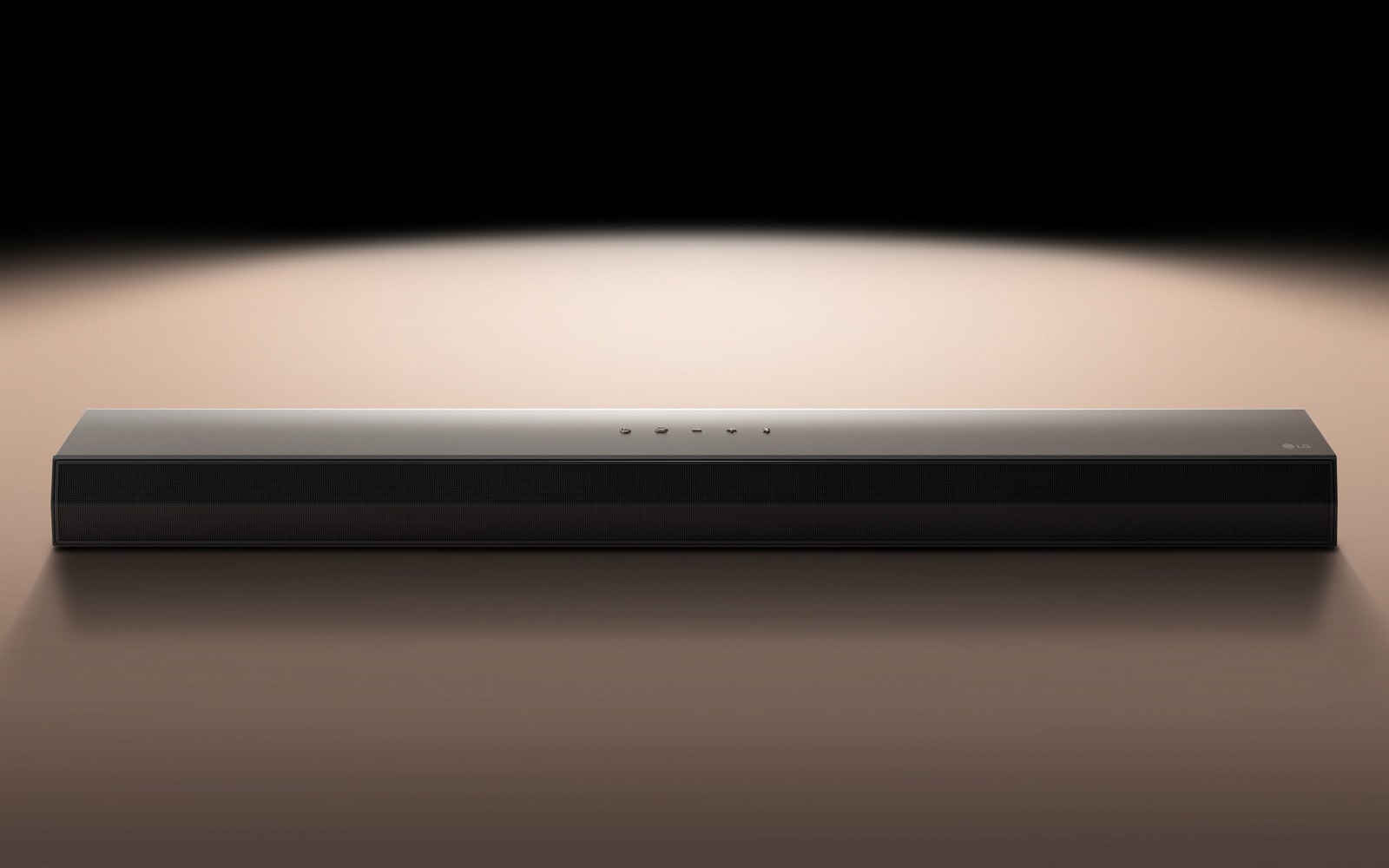 Το LG Soundbar S30A είναι τοποθετημένο σε απλό φόντο υπό φωτισμό.