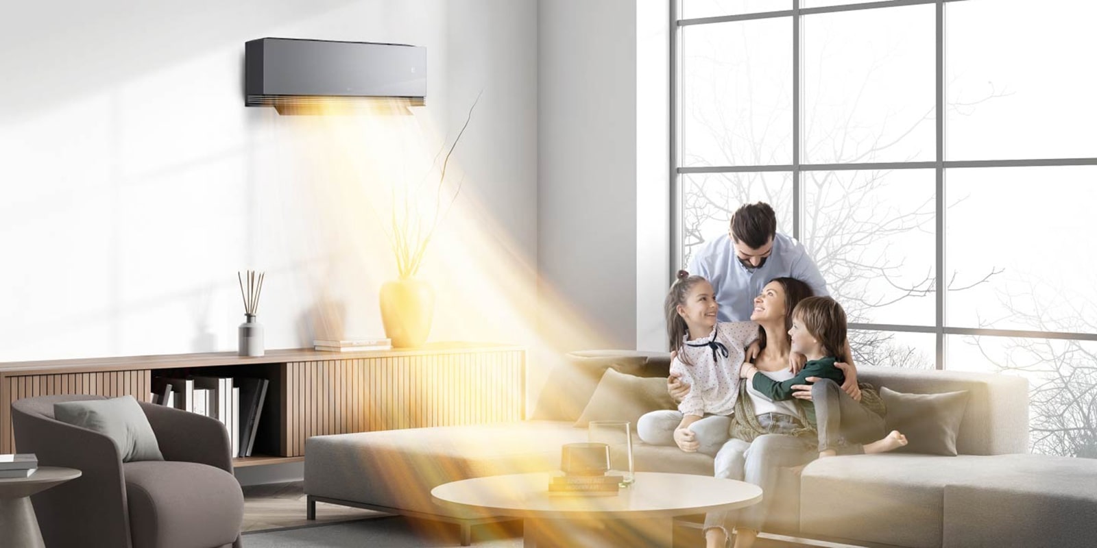 Ο ζεστός αέρας ρέει από την επίτοιχη αντλία θερμότητας καθώς μια οικογένεια σε ένα ζεστό σαλόνι απολαμβάνει τον χρόνο της	