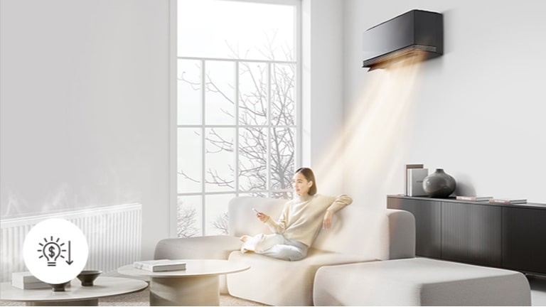 Μια γυναίκα χαλαρώνει με ένα κλιματιστικό αντλίας θερμότητας και έναν θερμαντήρα σε λειτουργία από κάτω. Εμφανίζεται ένα εικονίδιο εξοικονόμησης κόστους στη γωνία	