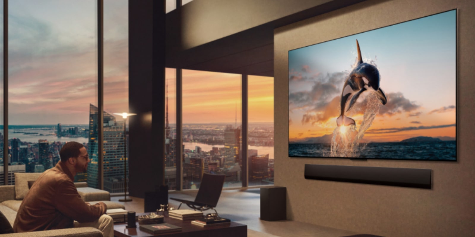 Στην αριστερή πλευρά της εικόνας απεικονίζεται η πλαϊνή όψη της LG OLED Z2 με βάση δαπέδου. Στη δεξιά πλευρά εμφανίζεται το Gallery Design της LG OLED G2. Τα λογότυπα της 5ετούς εγγύησης βρίσκονται στη μέση της εικόνας.