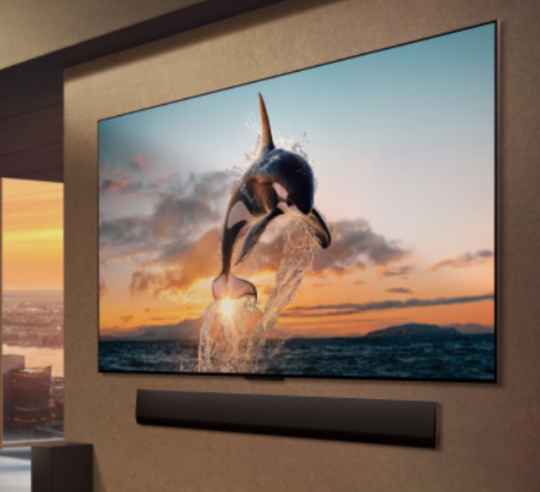 Στην αριστερή πλευρά της εικόνας απεικονίζεται η πλαϊνή όψη της LG OLED Z2 με βάση δαπέδου. Στη δεξιά πλευρά εμφανίζεται το Gallery Design της LG OLED G2. Τα λογότυπα της 5ετούς εγγύησης βρίσκονται στη μέση της εικόνας.