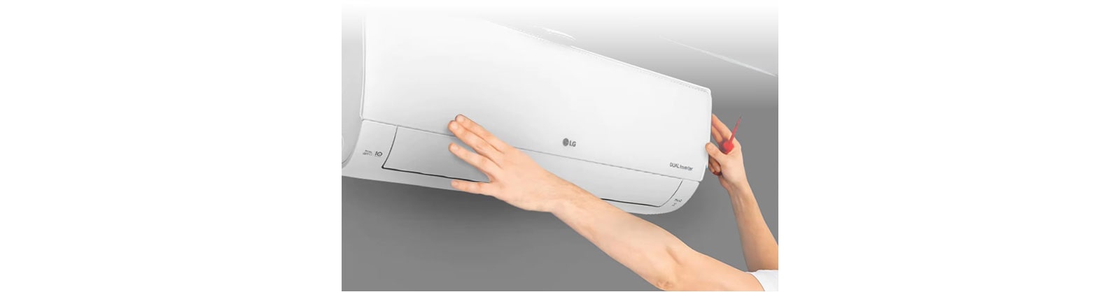 Ένας τεχνικός επισκευάζει το κλιματιστικό.