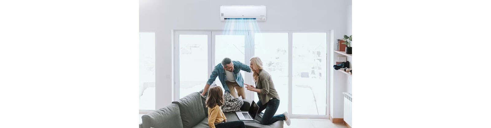 Τα μέλη μιας οικογένειας είναι ευτυχισμένα στον δροσερό αέρα του κλιματιστικού στο σαλόνι.