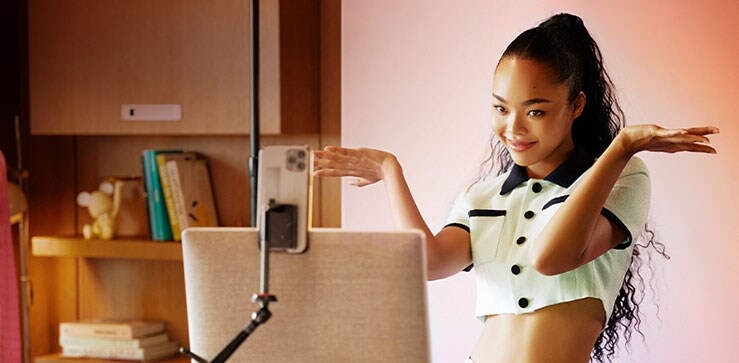 Η Park Jenny ποζάρει μπροστά από το StanbyMe στη διάρκεια μιας ζωντανής εκπομπής.