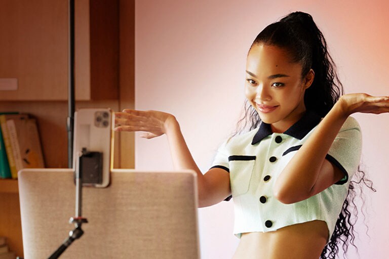 Η Park Jenny ποζάρει μπροστά από το StanbyMe στη διάρκεια μιας ζωντανής εκπομπής.