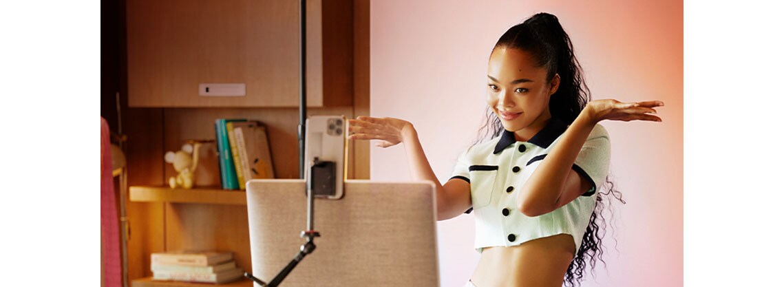 Η Park Jenny ποζάρει μπροστά από το StanbyMe στη διάρκεια μιας ζωντανής εκπομπής.