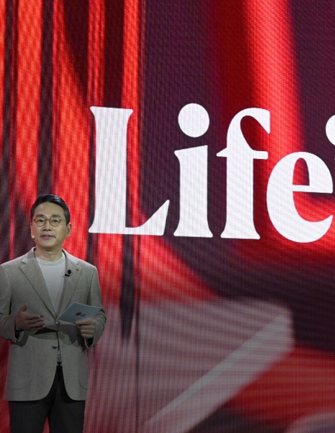 Ο CEO της LG Electronics, William Cho, κάνει μια ανακοίνωση μπροστά από το νέο λογότυπο της LG Electronics.