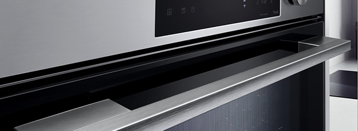 Κοντινή εικόνα του φούρνου σε μαύρο ματ φινίρισμα.