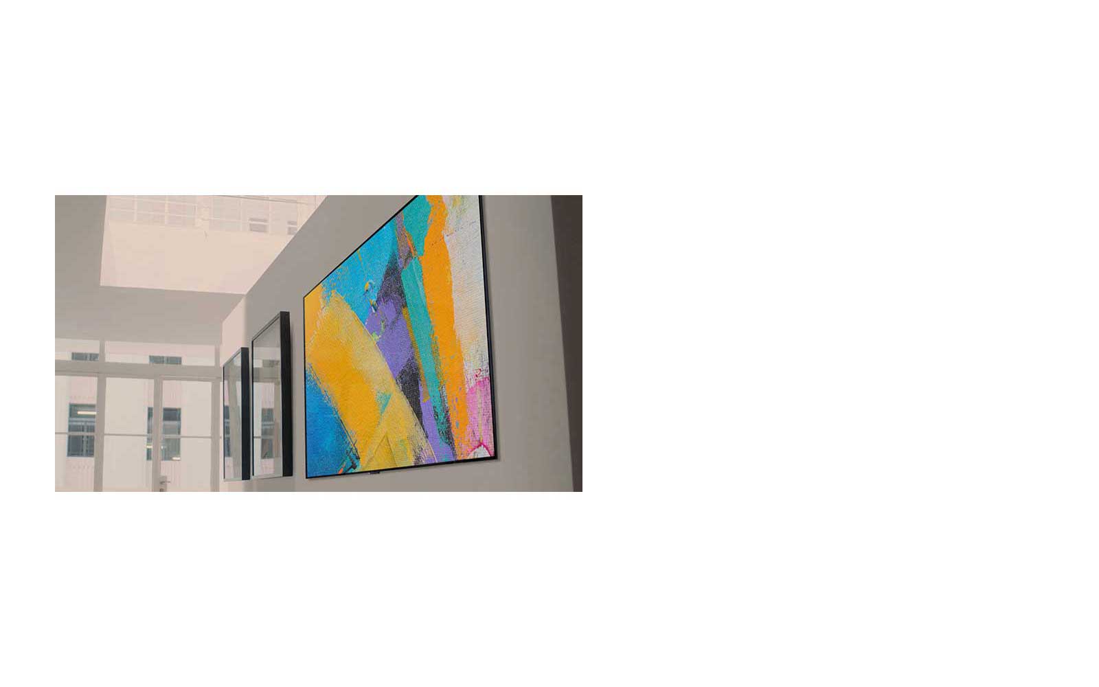 Μια γυναίκα και ένας άντρας εγκαθιστούν βήμα-βήμα μια βάση επίτοιχης τοποθέτησης για να αναρτήσουν μια τηλεόραση στον τοίχο, χρησιμοποιώντας ένα στήριγμα βάσης και ένα κιτ αξεσουάρ που τους παρέχει ένα χαρτί καθοδήγησης και ένα χαρτόκουτο που διευκολύνουν την εγκατάσταση. (αναπαραγωγή βίντεο)