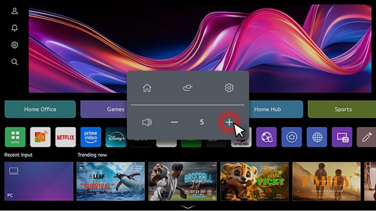 Η οθόνη του LG Smart Monitor δείχνει τη διεπαφή webOS και η ένταση αυξάνεται.