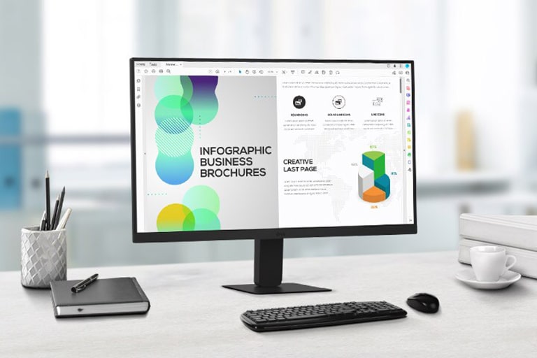 Πάνω στο γραφείο υπάρχει μία οθόνη IPS QHD που απεικονίζει ένα έγγραφο. Δίπλα στην οθόνη βρίσκεται μία μολυβοθήκη, ένα ημερολόγιο, ένα στυλό, ένα πληκτρολόγιο, ένα ποντίκι και μία κούπα.