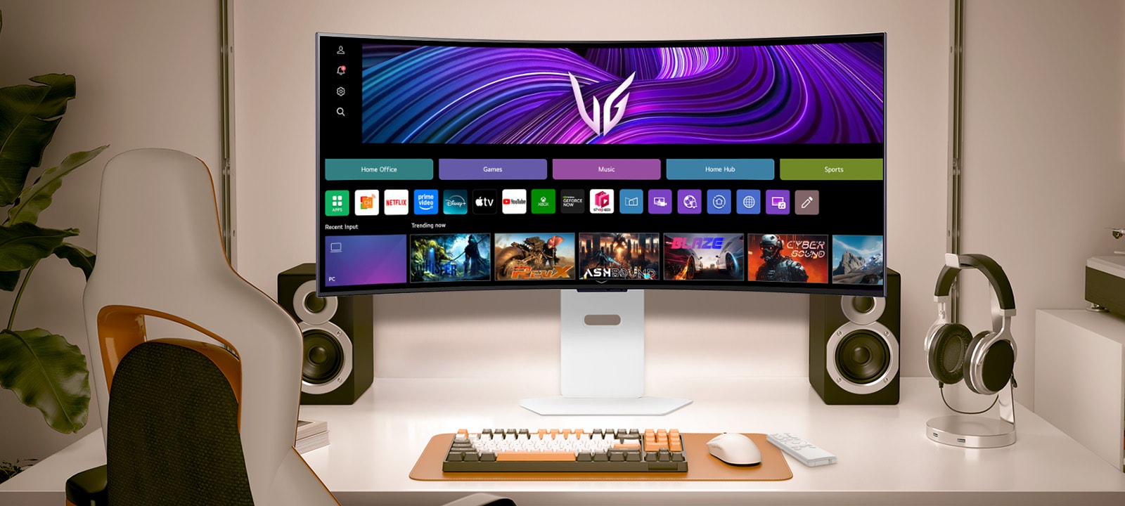 Το βίντεο δείχνει μια μπροστινή οθόνη σε ένα γραφείο, εναλλάσσοντας μεταξύ εικόνων webOS και εικόνων παιχνιδιού.