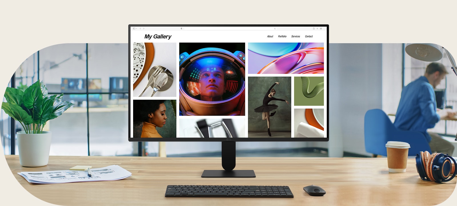 Μια οθόνη Full HD IPS 27 ιντσών εμφανίζεται σε μια διάταξη σύγχρονου γραφείου, όπου εμφανίζεται μια πολύχρωμη συλλογή φωτογραφιών. Η σκηνή αναδεικνύει τη λεπτή σχεδίαση της οθόνης, την ακρίβεια των ζωντανών χρωμάτων με sRGB 99% (Typ.) και την ευκρινή ανάλυση Full HD. Ένα πληκτρολόγιο, ποντίκι, φλιτζάνι καφέ και ακουστικά ολοκληρώνουν τον καθαρό χώρο εργασίας.