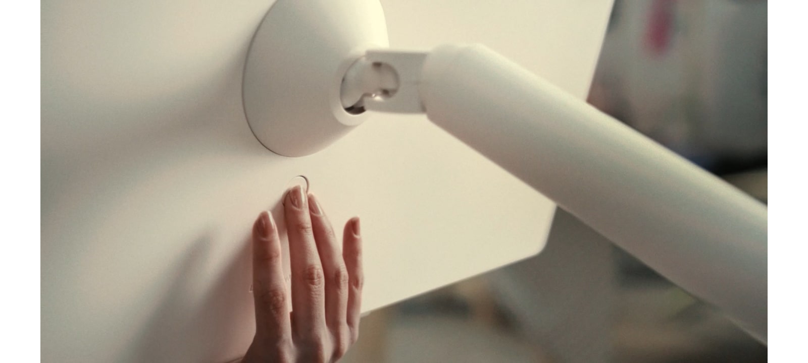 Κοντινό πλάνο της οθόνης StanbyME 2 που αποσυνδέεται, και μετά η μετάβαση σε ένα μοντέλο που τη μεταφέρει με τη αναδιπλώμενη θήκη και το λουράκι τοίχου.