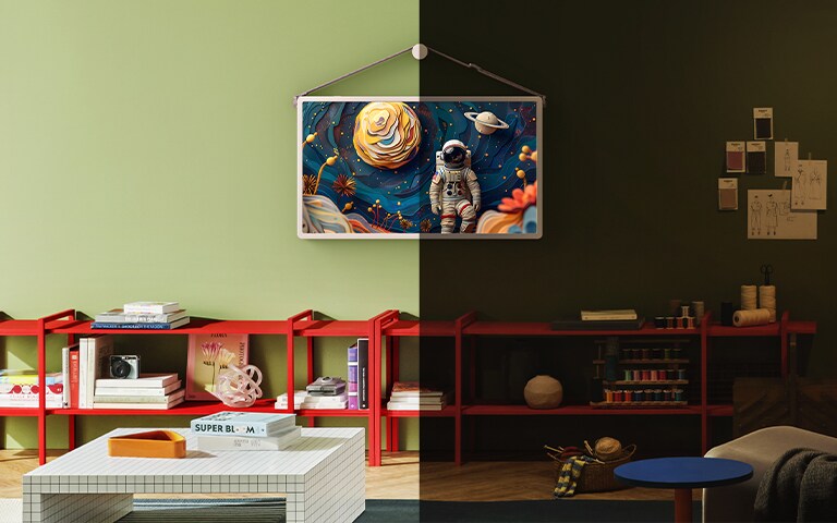 Η StanbyME 2 τοποθετημένη στον τοίχο ενός μοντέρνου σαλονιού, με το πλάνο να χωρίζεται σε σκηνές ημέρας και νύχτας.