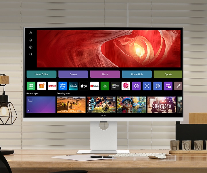 Η εικόνα δείχνει ένα LG Smart Monitor στο γραφείο, με εργασία και παιχνίδι.